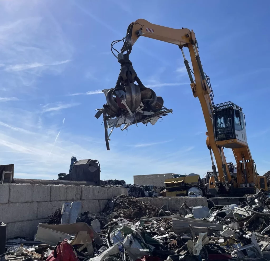 Recyclage de grosse ferrailles à Saint Roman de Jalionas